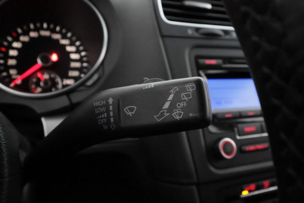 Volkswagen Golf 2011 Musta