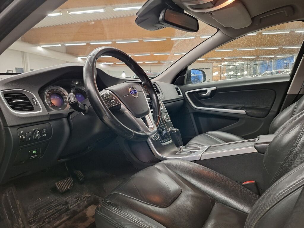 Volvo V60 2011 Musta