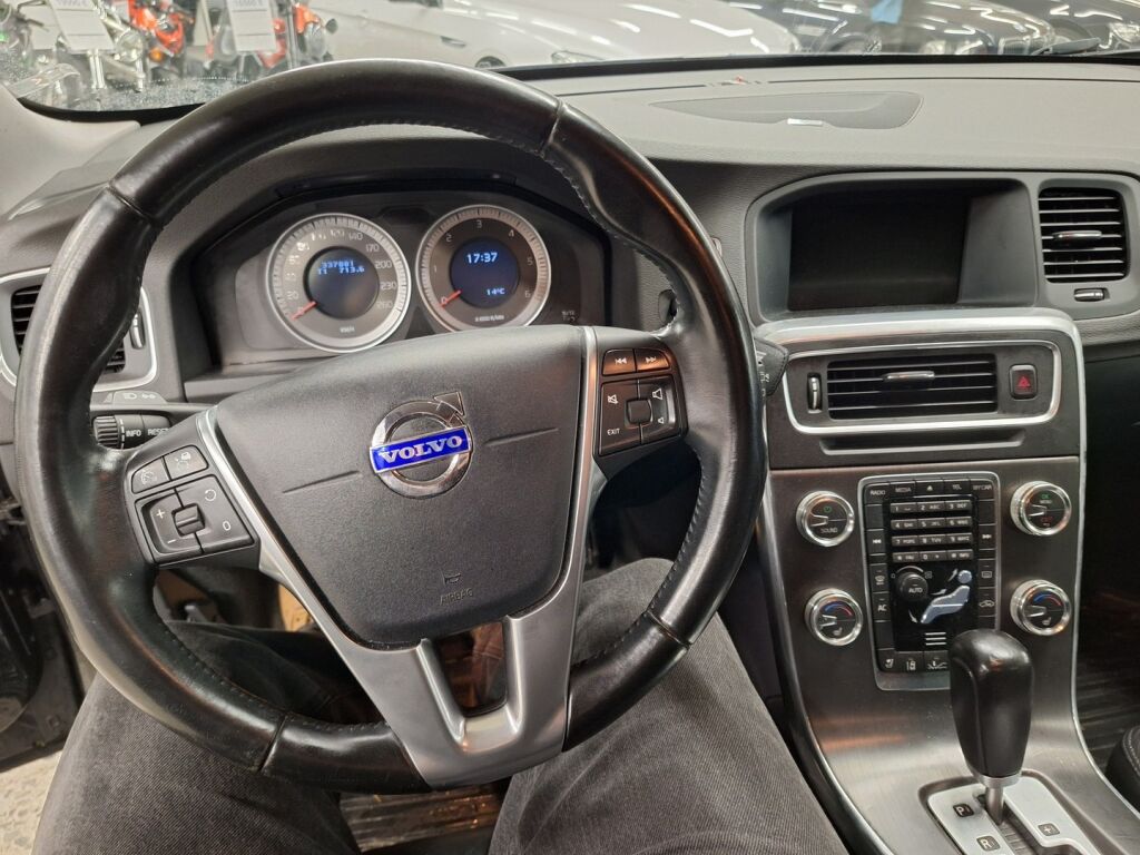 Volvo V60 2011 Musta