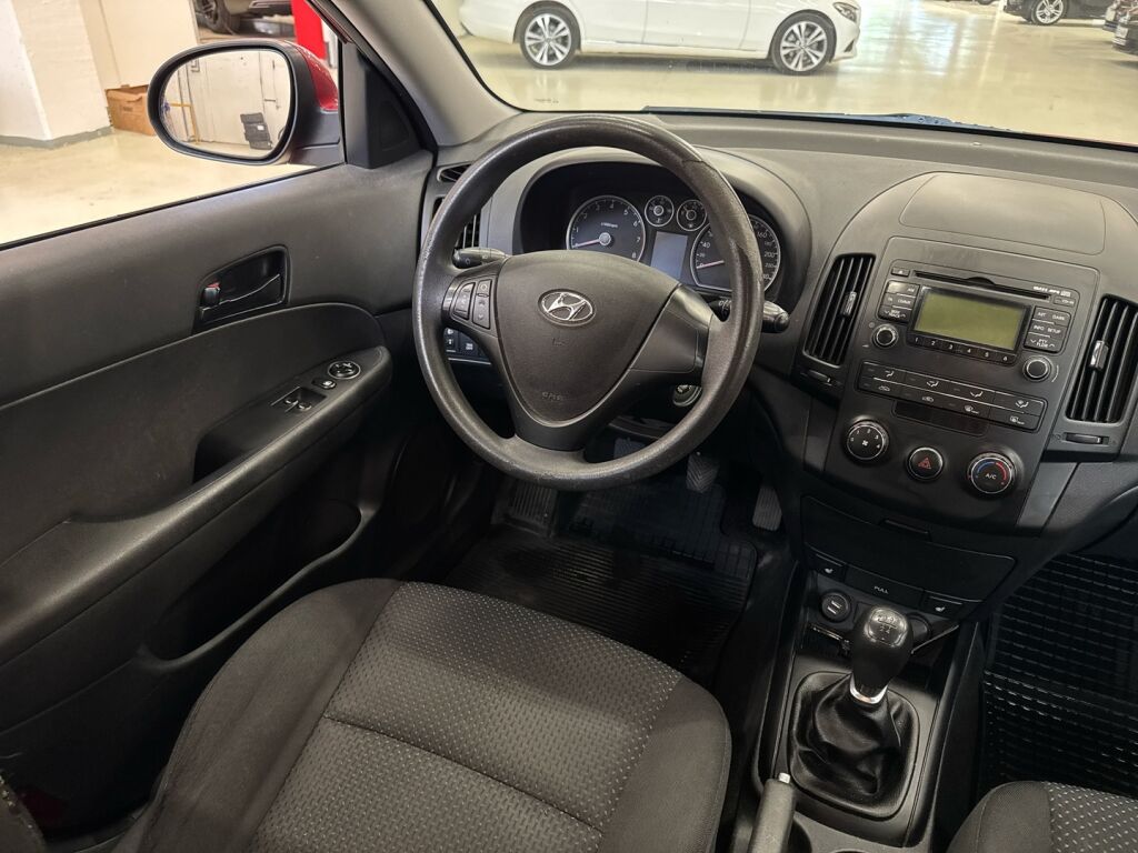 Hyundai i30 2011 Punainen