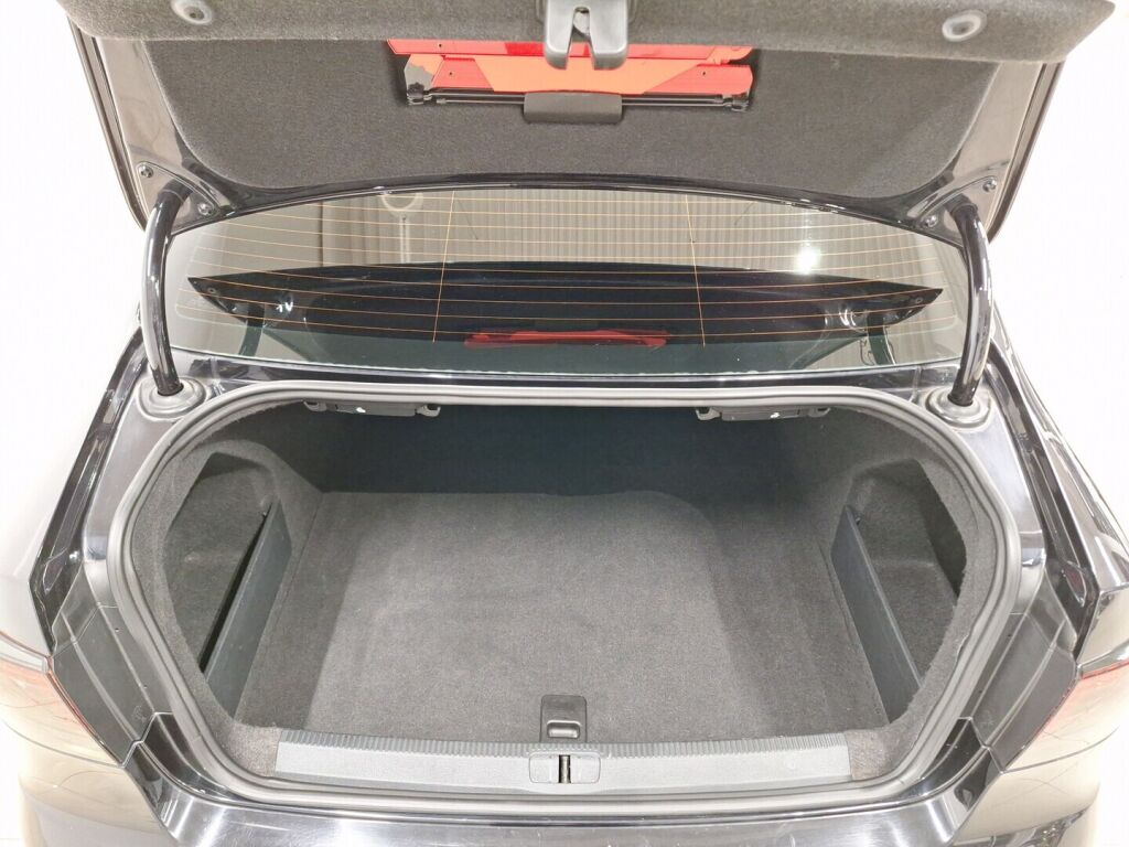 Volkswagen Passat 2011 Musta