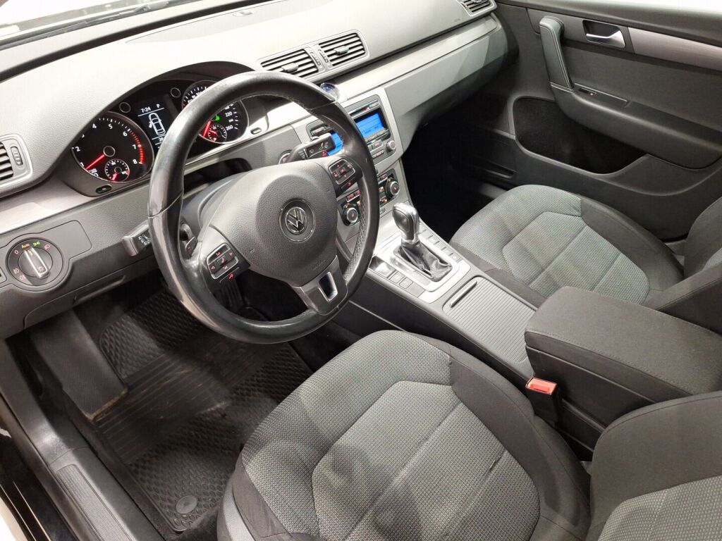 Volkswagen Passat 2011 Musta