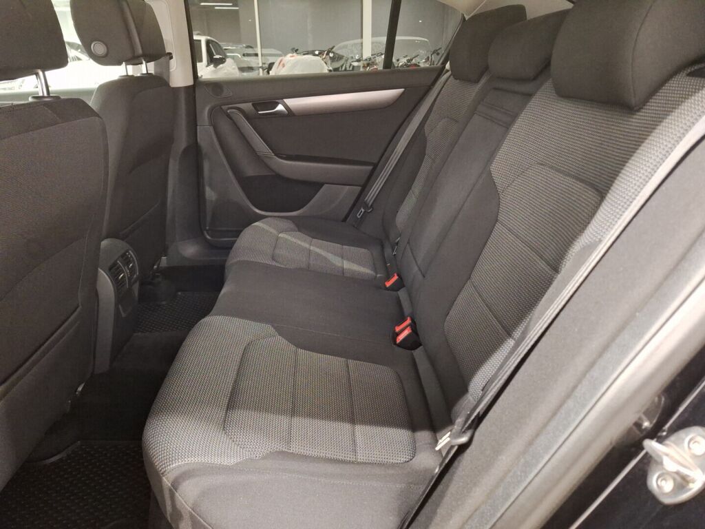 Volkswagen Passat 2011 Musta