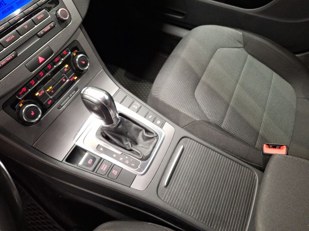 Volkswagen Passat 2011 Musta