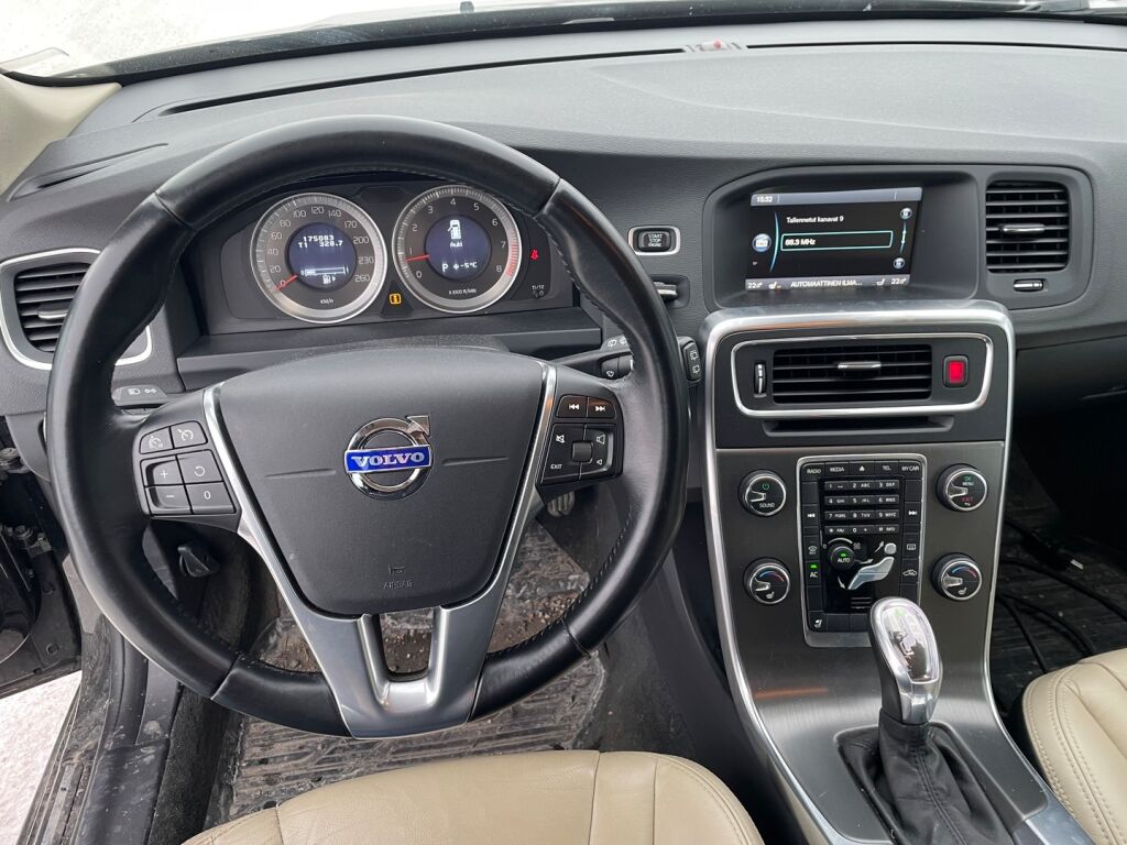 Volvo V60 2013 Musta