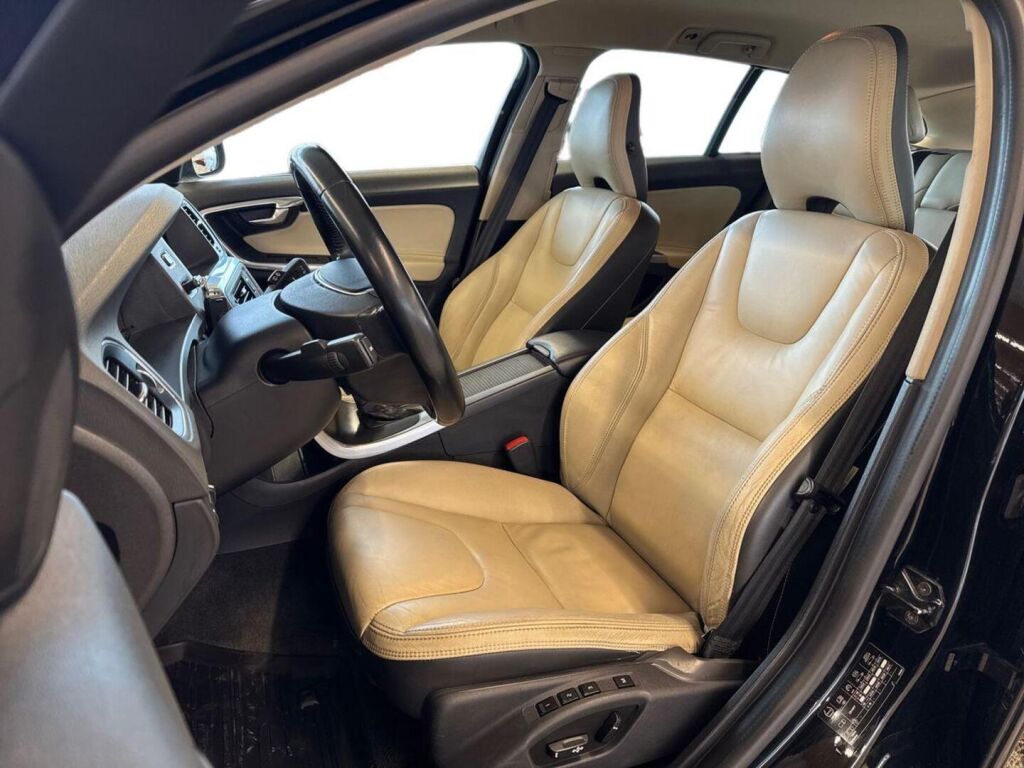 Volvo V60 2013 Musta