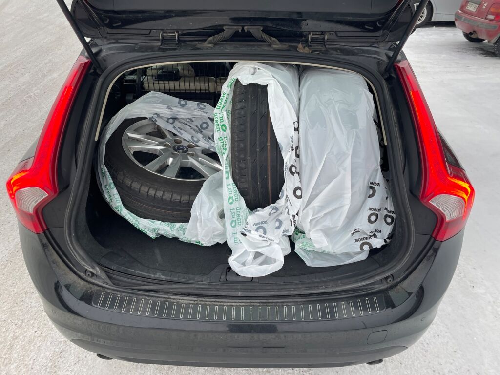 Volvo V60 2013 Musta