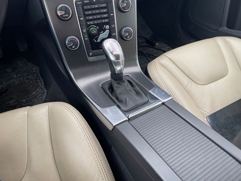 Volvo V60 2013 Musta