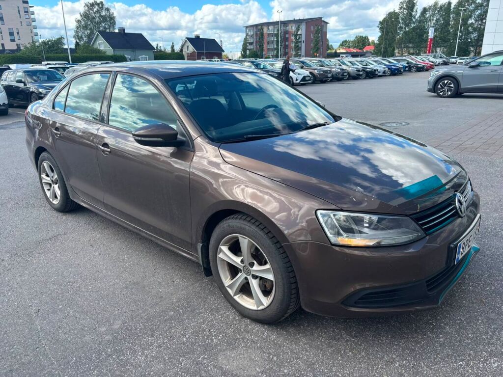 Volkswagen Jetta 2013 Ruskea (beige)