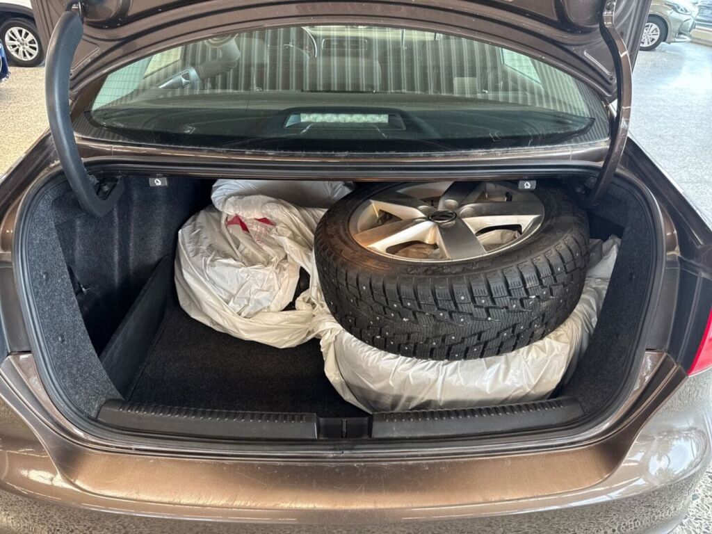 Volkswagen Jetta 2013 Ruskea (beige)