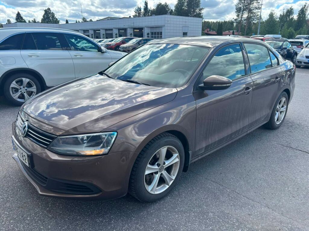 Volkswagen Jetta 2013 Ruskea (beige)
