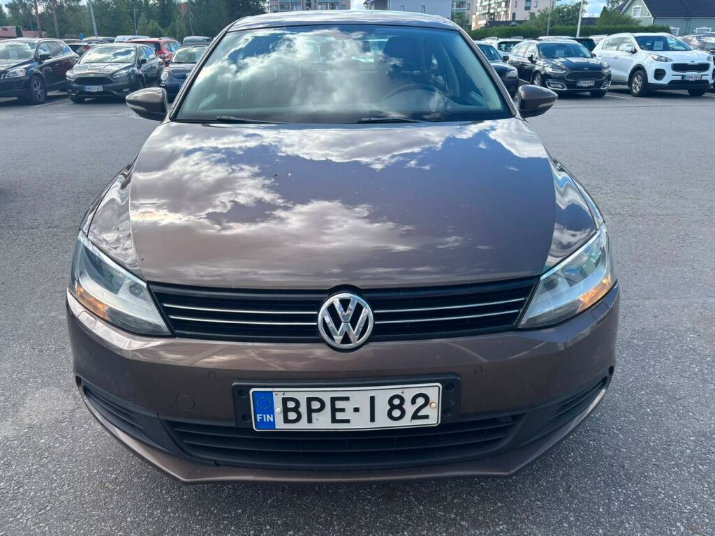 Volkswagen Jetta 2013 Ruskea (beige)