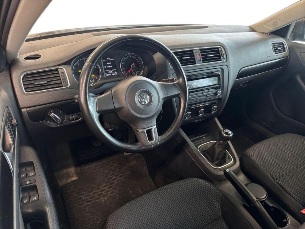Volkswagen Jetta 2013 Ruskea (beige)