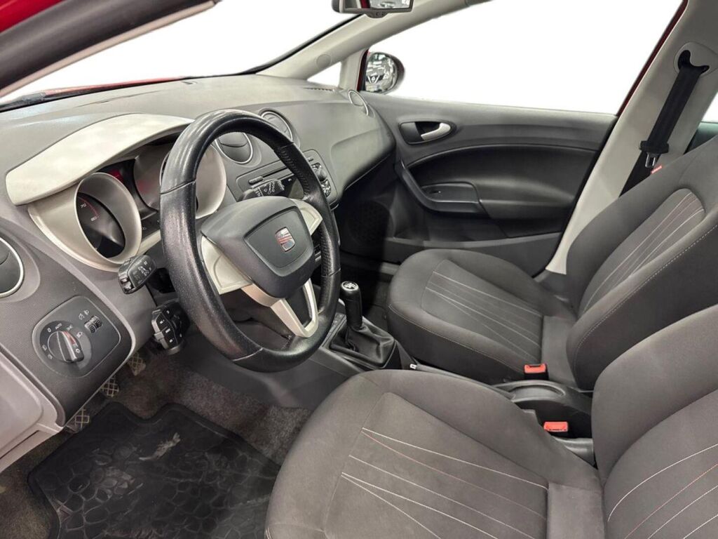 Seat Ibiza 2012 Punainen