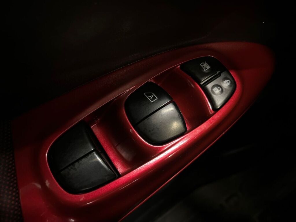Nissan Juke 2011 Punainen