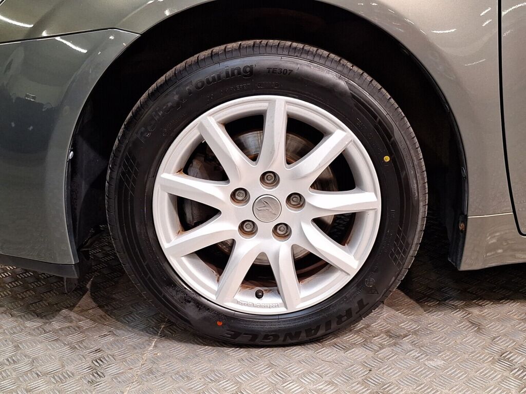 Toyota Avensis 2012 Vihreä