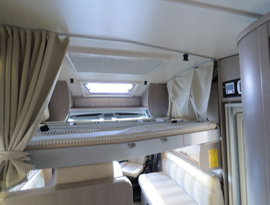 Adria MATRIX SUPREME M 687 SL 2012 Valkoinen
