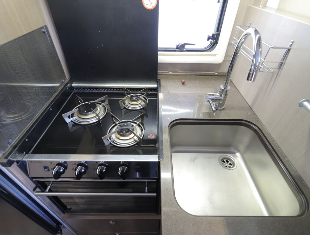 Adria MATRIX SUPREME M 687 SL 2012 Valkoinen