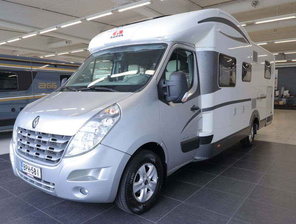 Adria MATRIX SUPREME M 687 SL 2012 Valkoinen