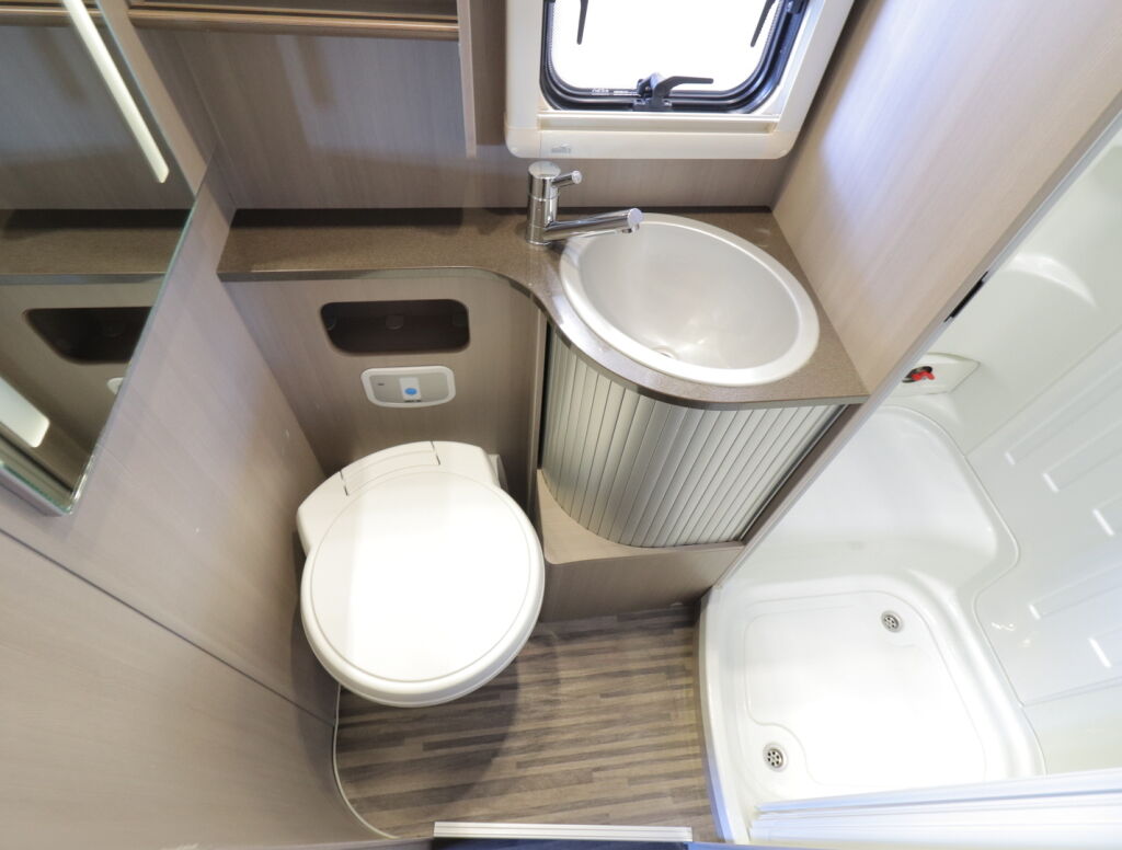 Adria MATRIX SUPREME M 687 SL 2012 Valkoinen