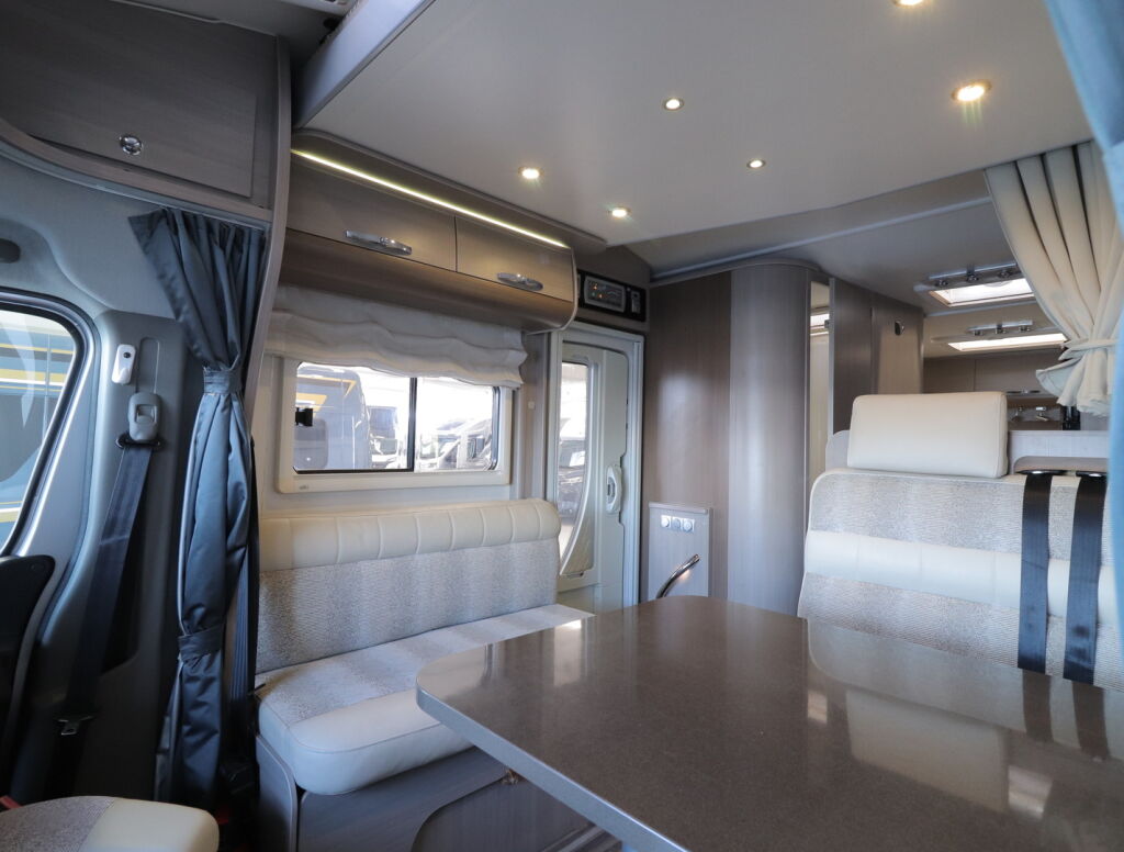 Adria MATRIX SUPREME M 687 SL 2012 Valkoinen