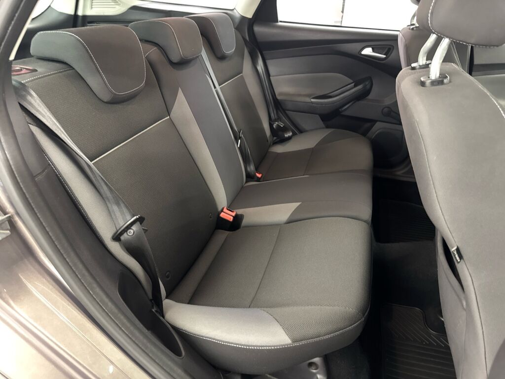 Ford Focus 2012 Ruskea (beige)