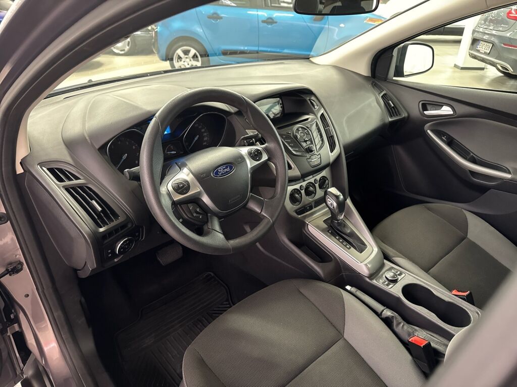 Ford Focus 2012 Ruskea (beige)