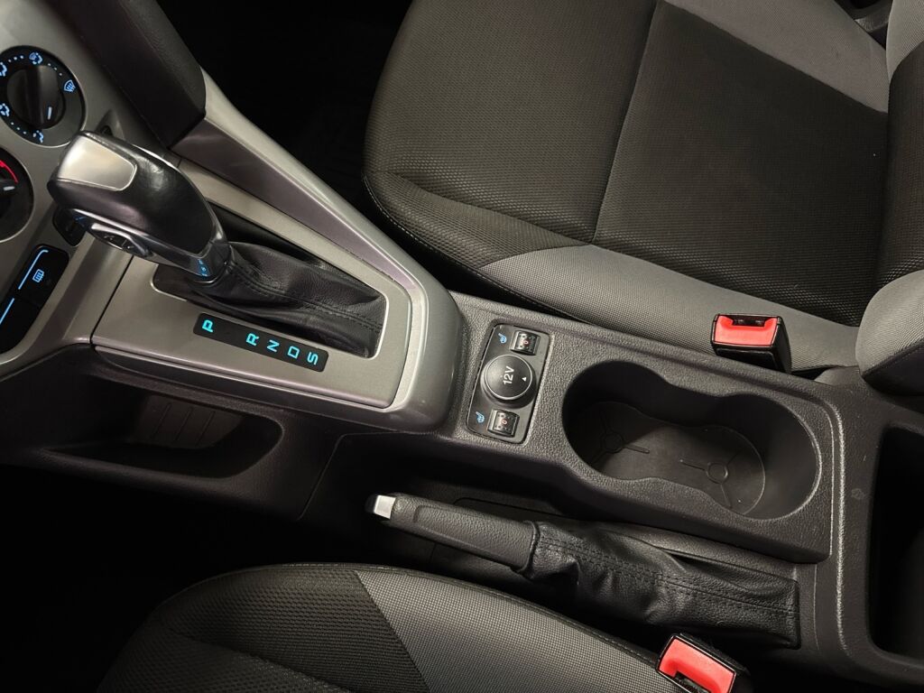 Ford Focus 2012 Ruskea (beige)