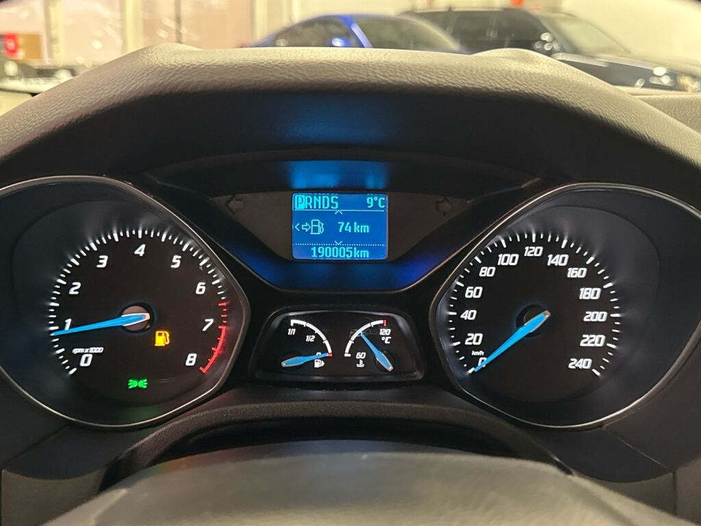 Ford Focus 2012 Ruskea (beige)