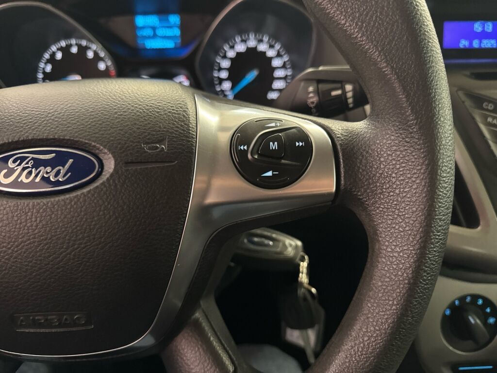 Ford Focus 2012 Ruskea (beige)