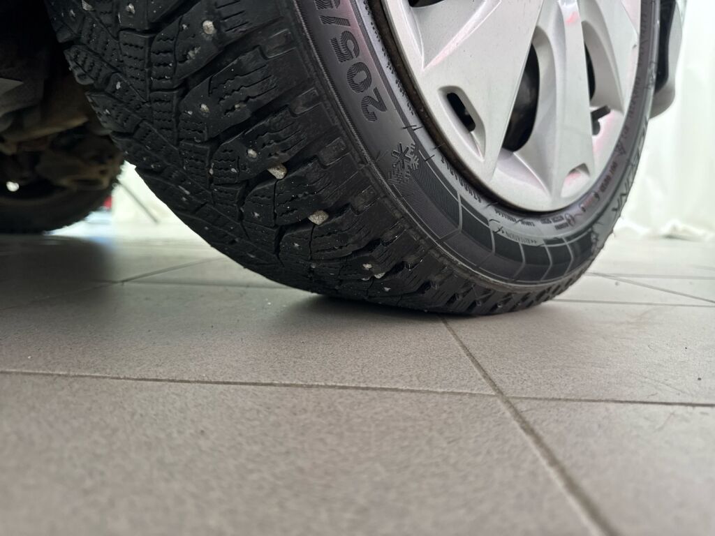 Ford Focus 2012 Ruskea (beige)