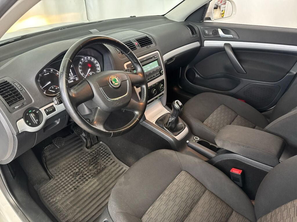 Skoda Octavia 2011 Valkoinen