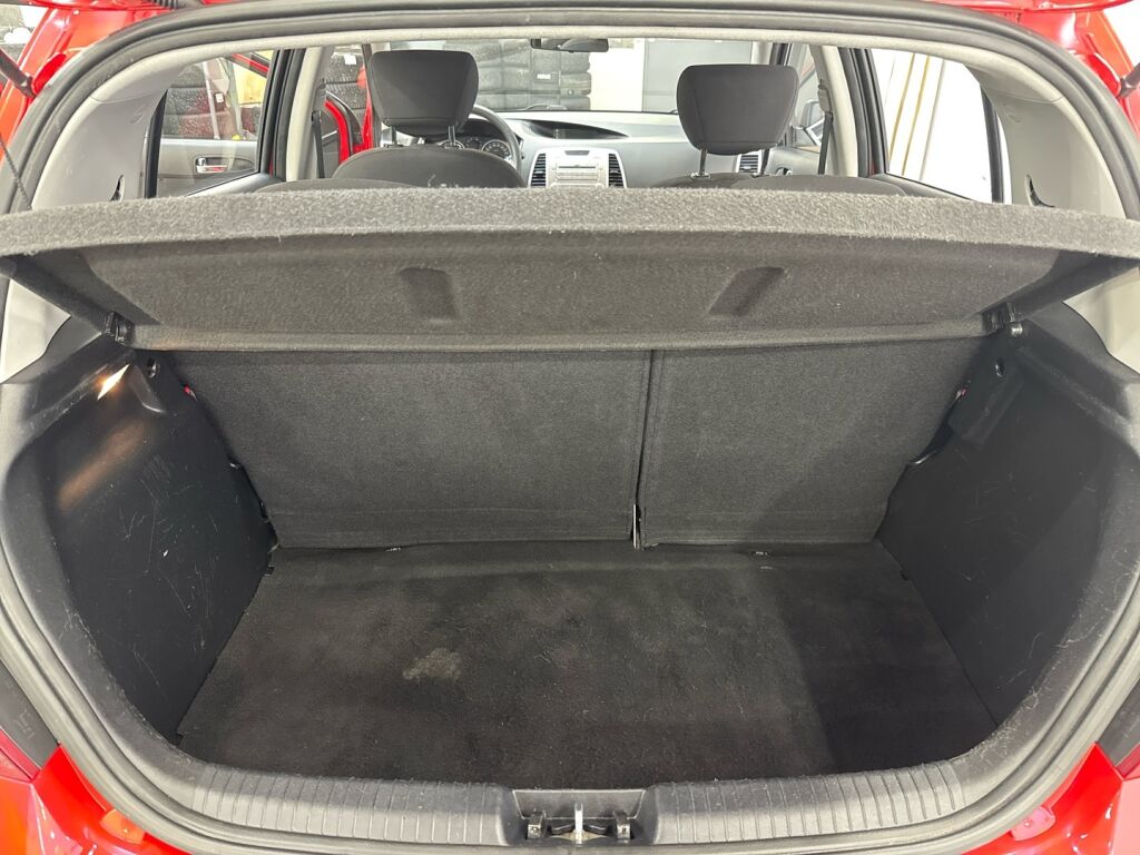 Hyundai i20 2011 Punainen