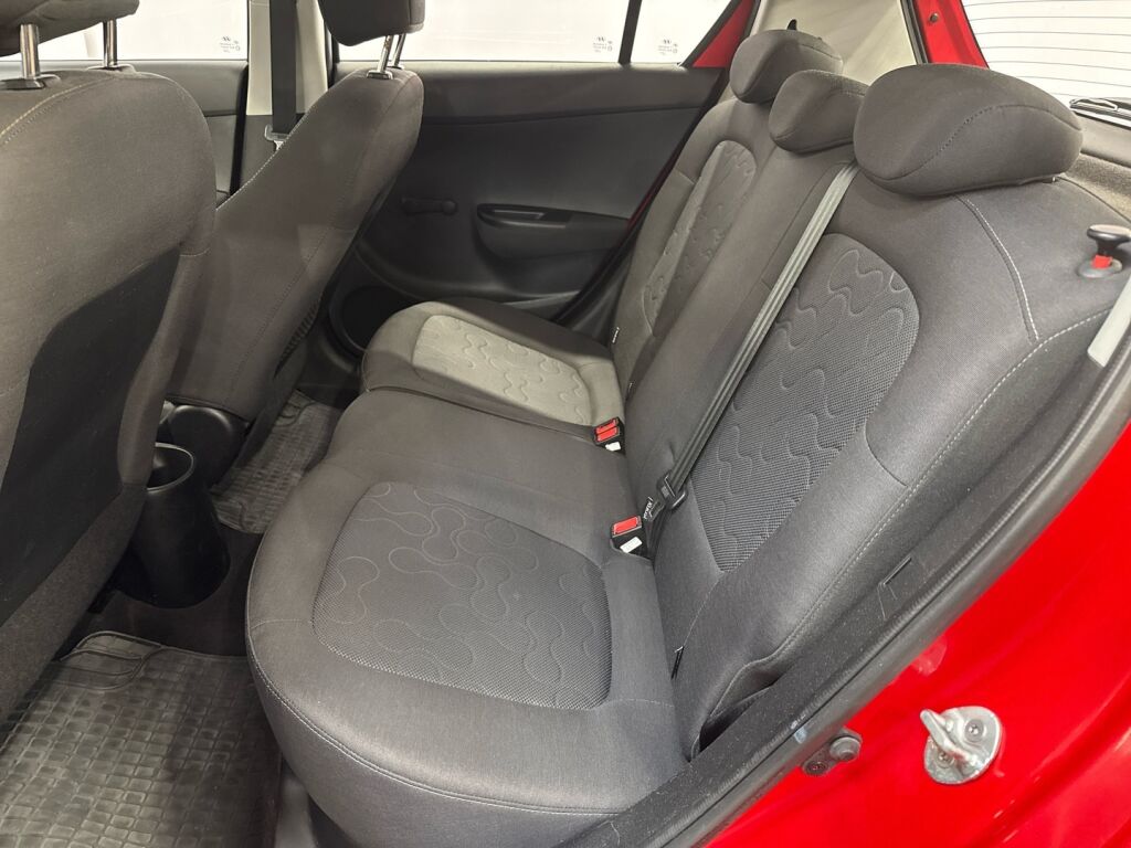 Hyundai i20 2011 Punainen