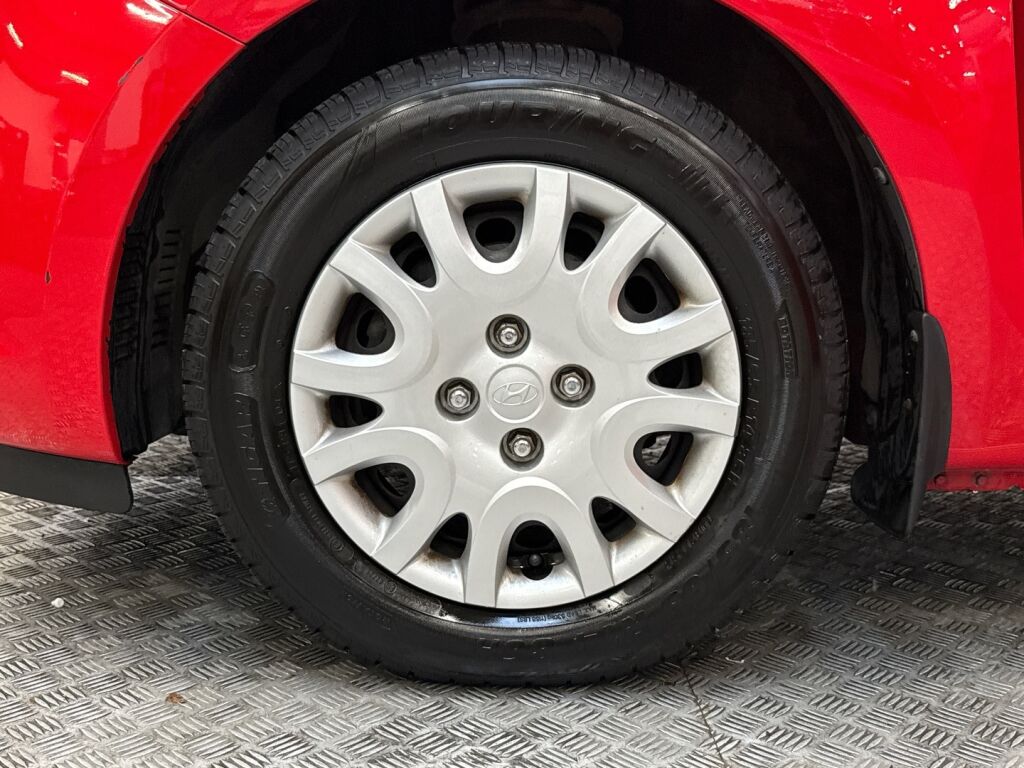 Hyundai i20 2011 Punainen