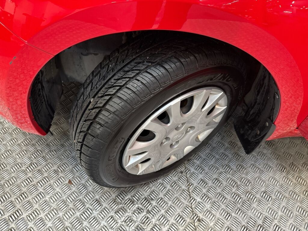 Hyundai i20 2011 Punainen