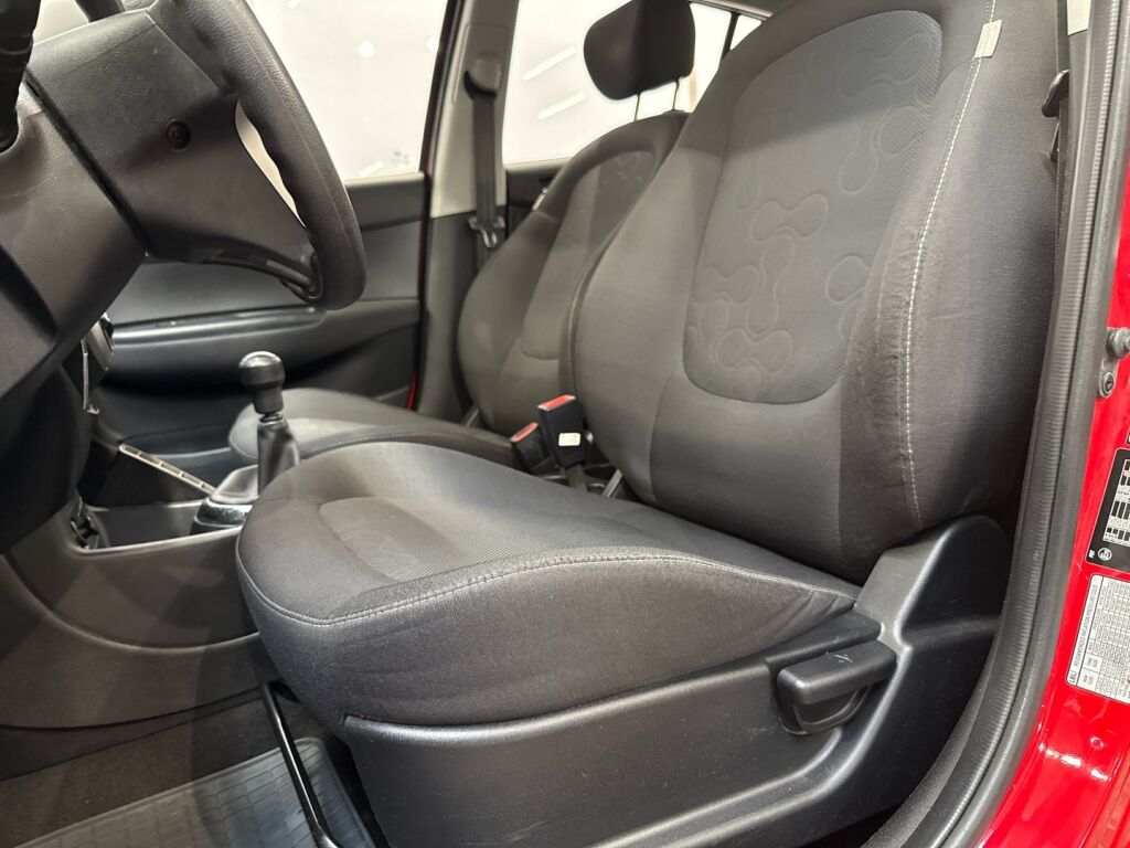 Hyundai i20 2011 Punainen