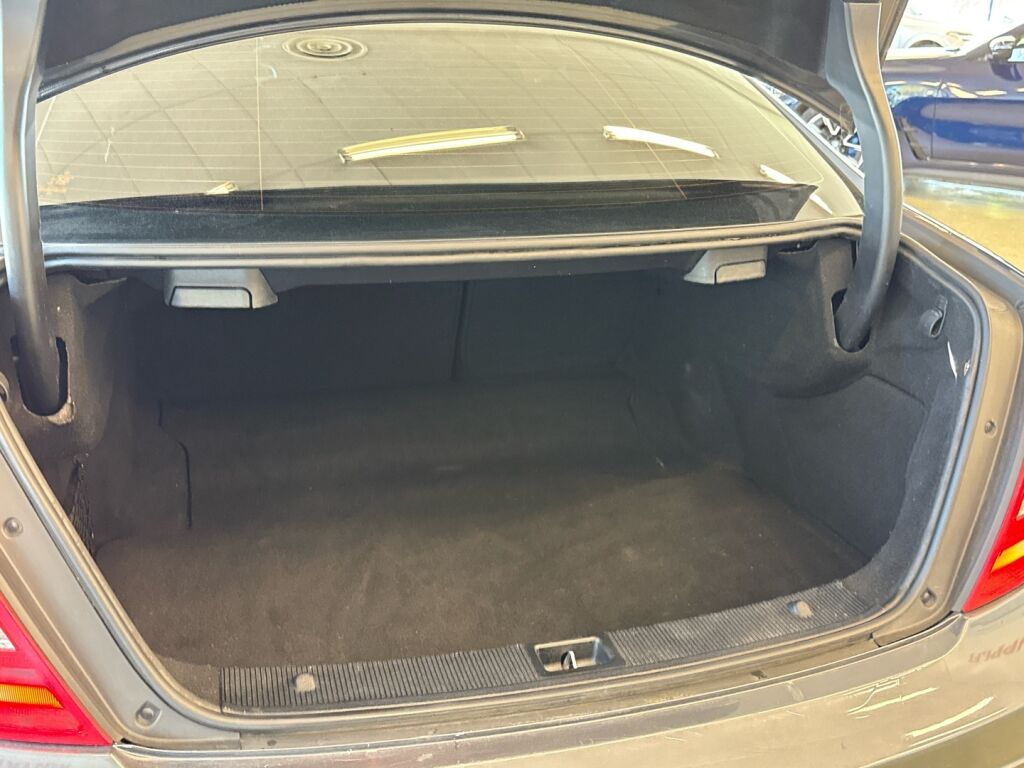 Mercedes-Benz C 2011 Musta