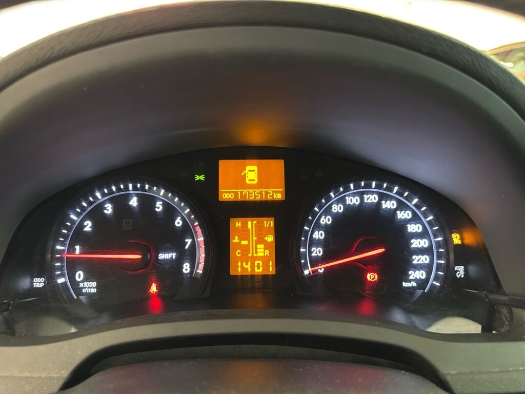 Toyota Avensis 2012 Harmaa