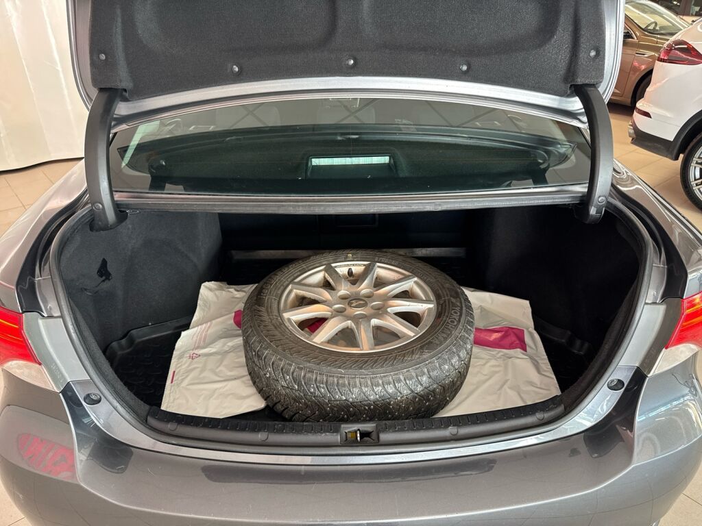 Toyota Avensis 2012 Harmaa