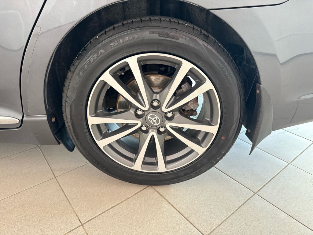 Toyota Avensis 2012 Harmaa