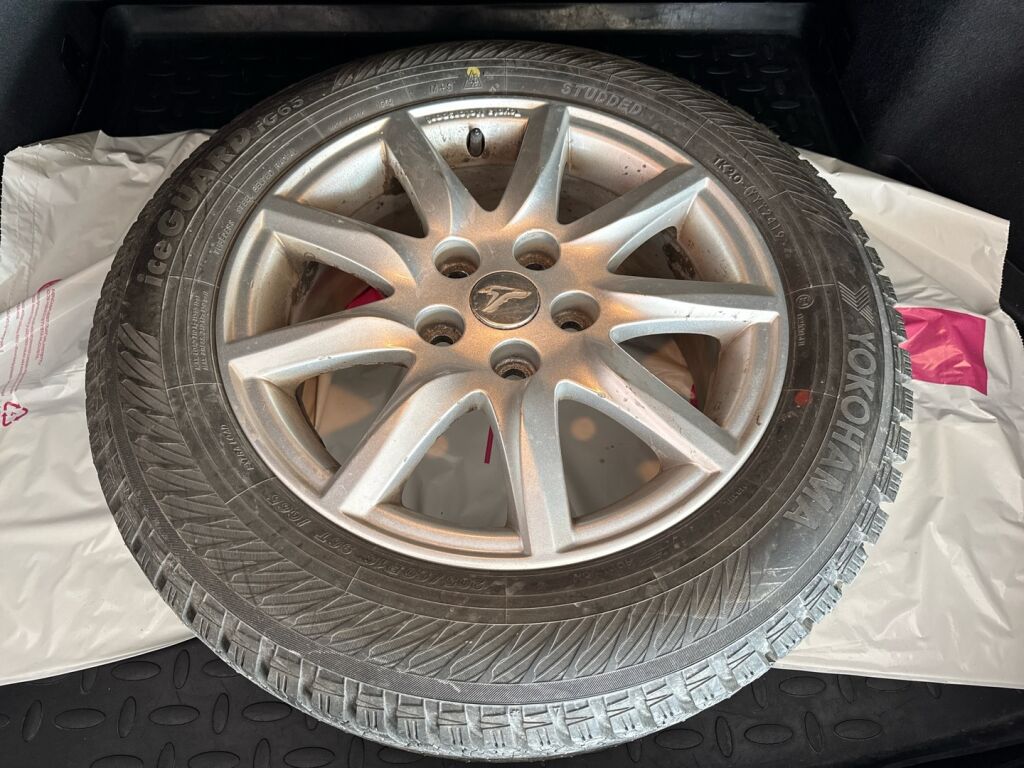 Toyota Avensis 2012 Harmaa