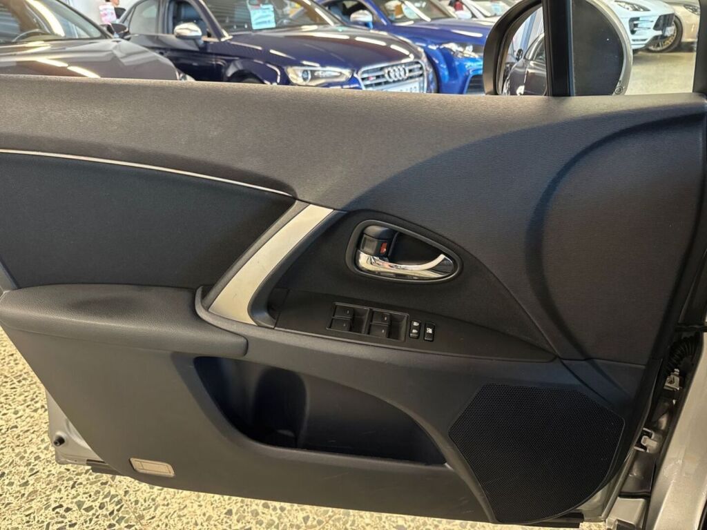 Toyota Avensis 2012 Harmaa