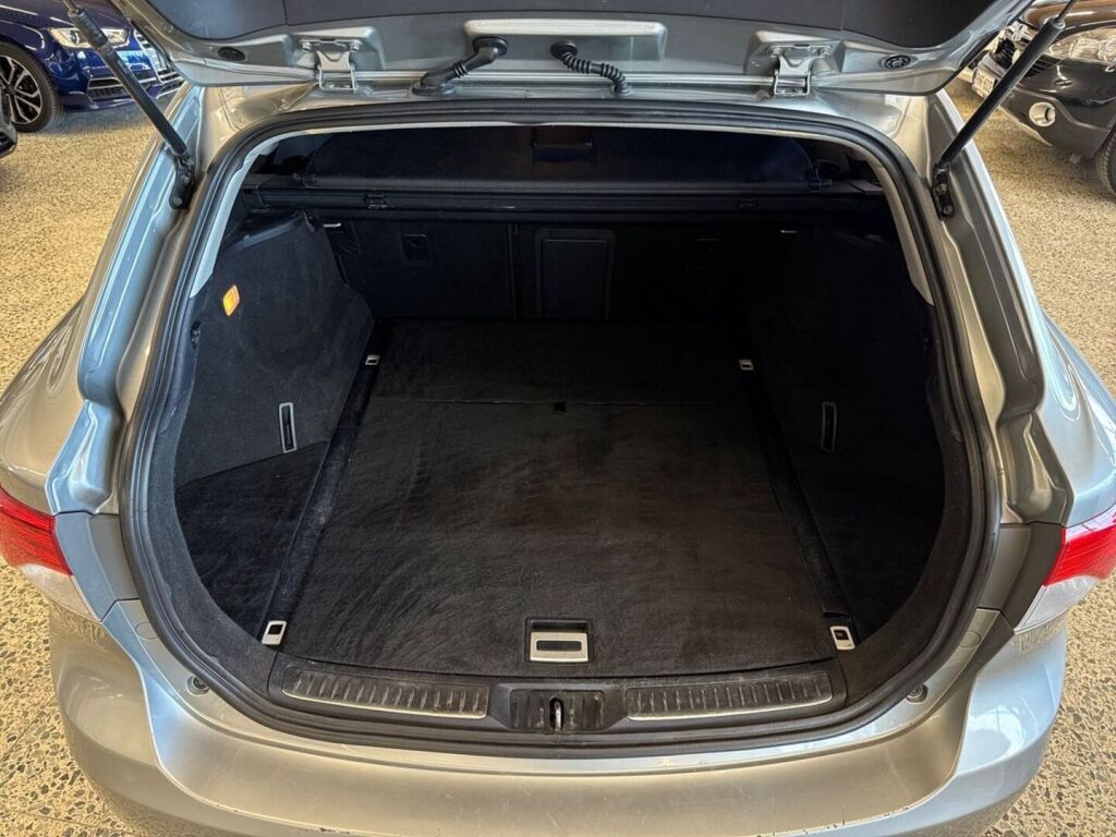 Toyota Avensis 2012 Harmaa