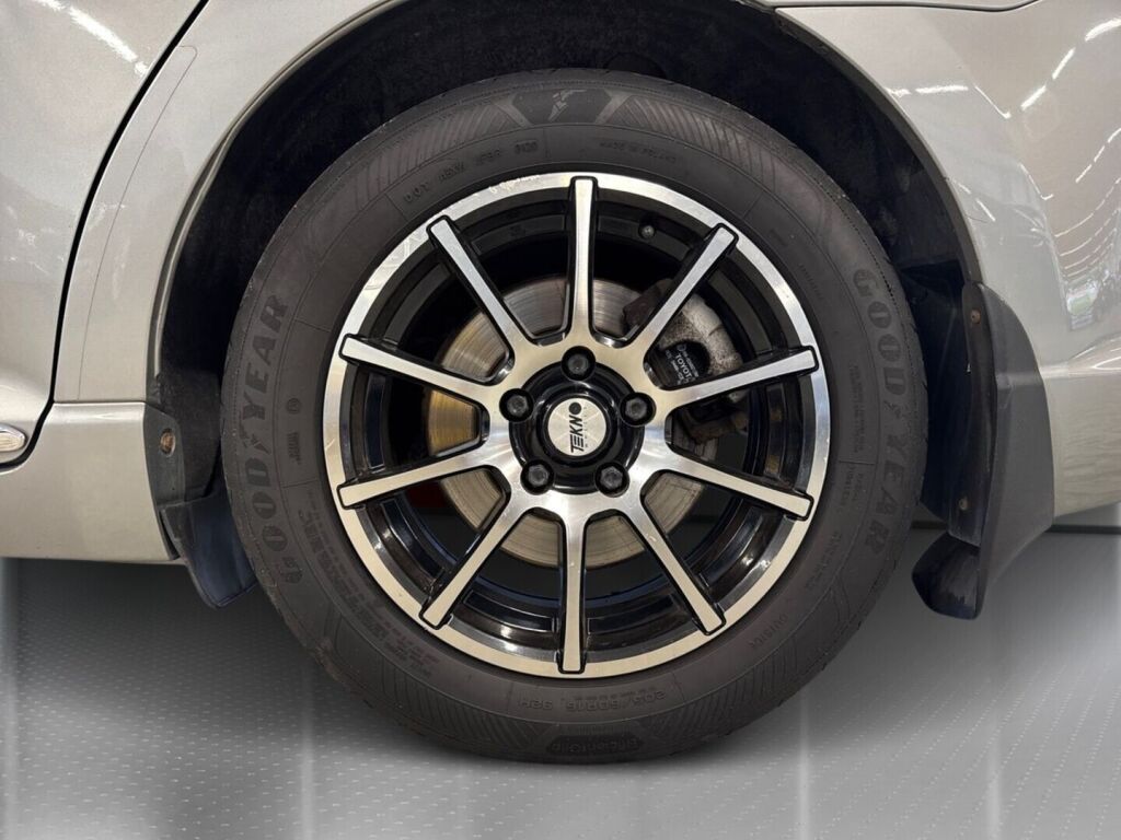 Toyota Avensis 2012 Harmaa