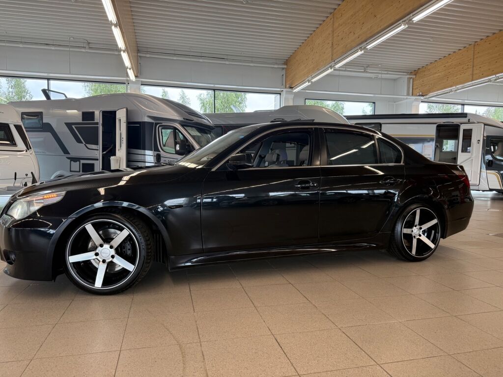 BMW 530 2003 Musta