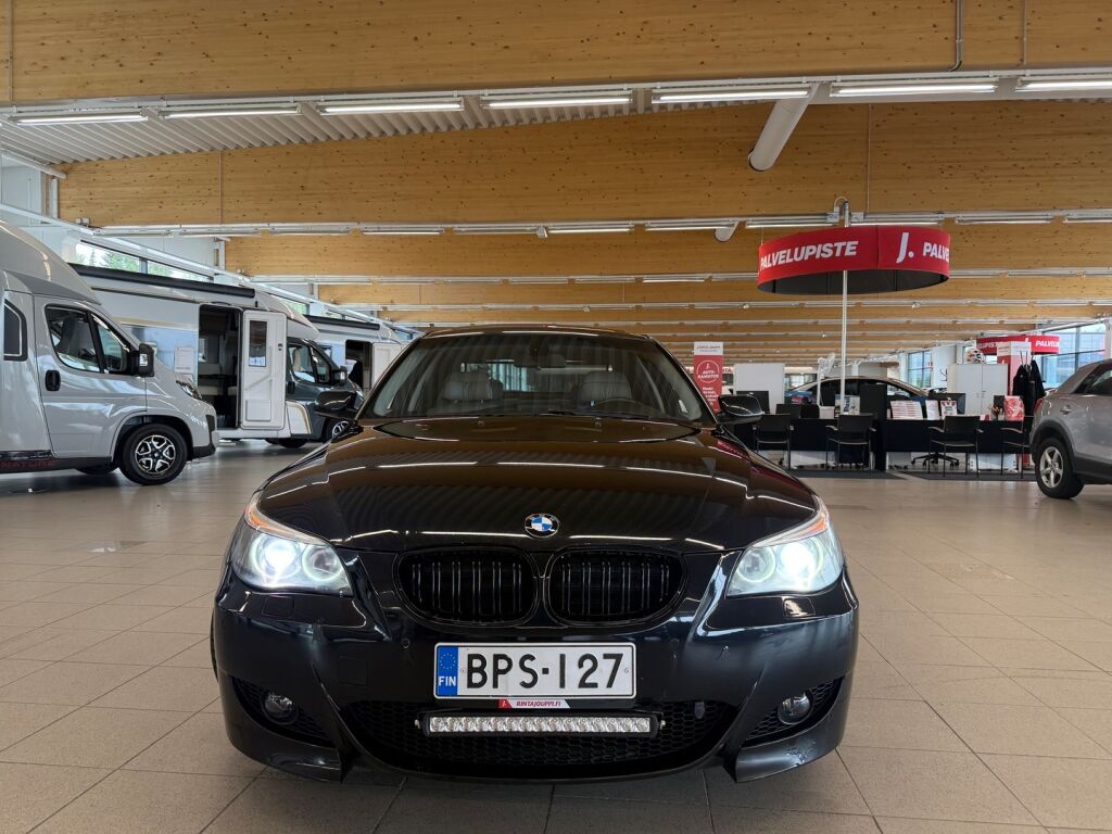 BMW 530 2003 Musta
