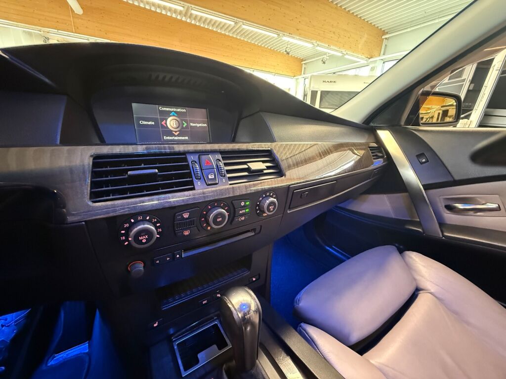 BMW 530 2003 Musta