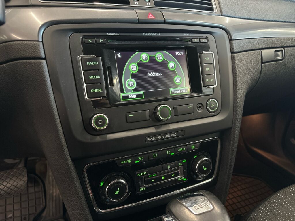 Skoda Superb 2012 Musta