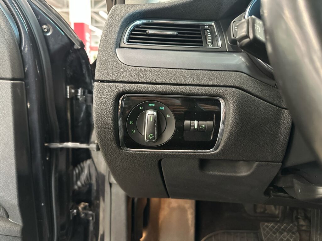 Skoda Superb 2012 Musta